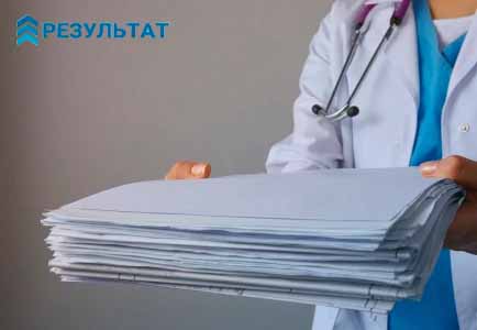 Противопоказания к кодированию Двойной блок Врач держит стопку бумаг