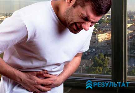 Симптомы дисульфирамовой реакции Мужчина держится за больной живот