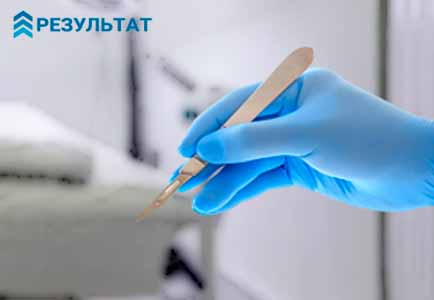 Подготовка к процедуре кодирования вшиванием Скальпель в руке хирурга