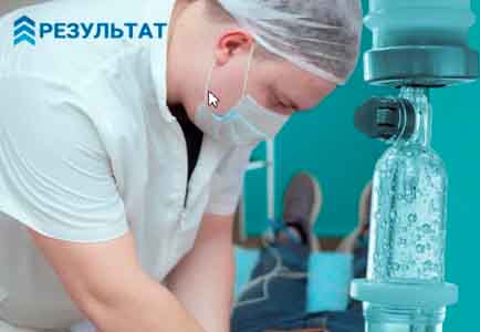 Процедуры для вывода из запоя Врач ставит капельницу пациенту
